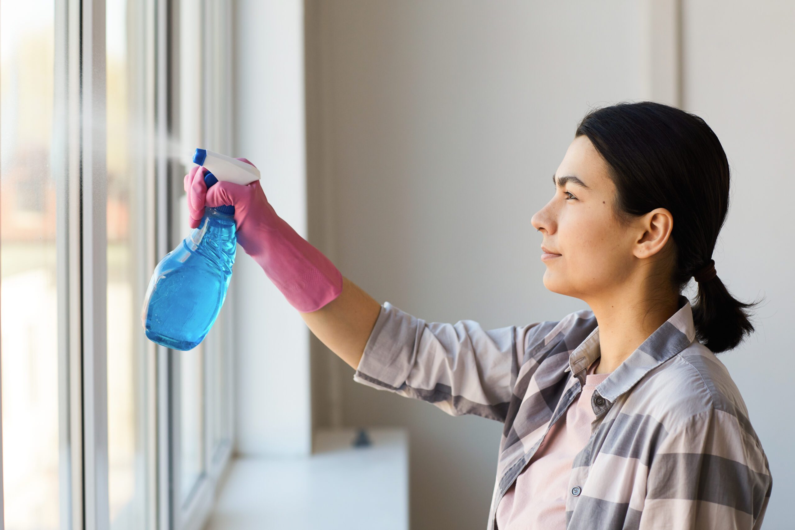 Doświadczona pani świadcząca usługi mycia okien z perfekcją i starannością.