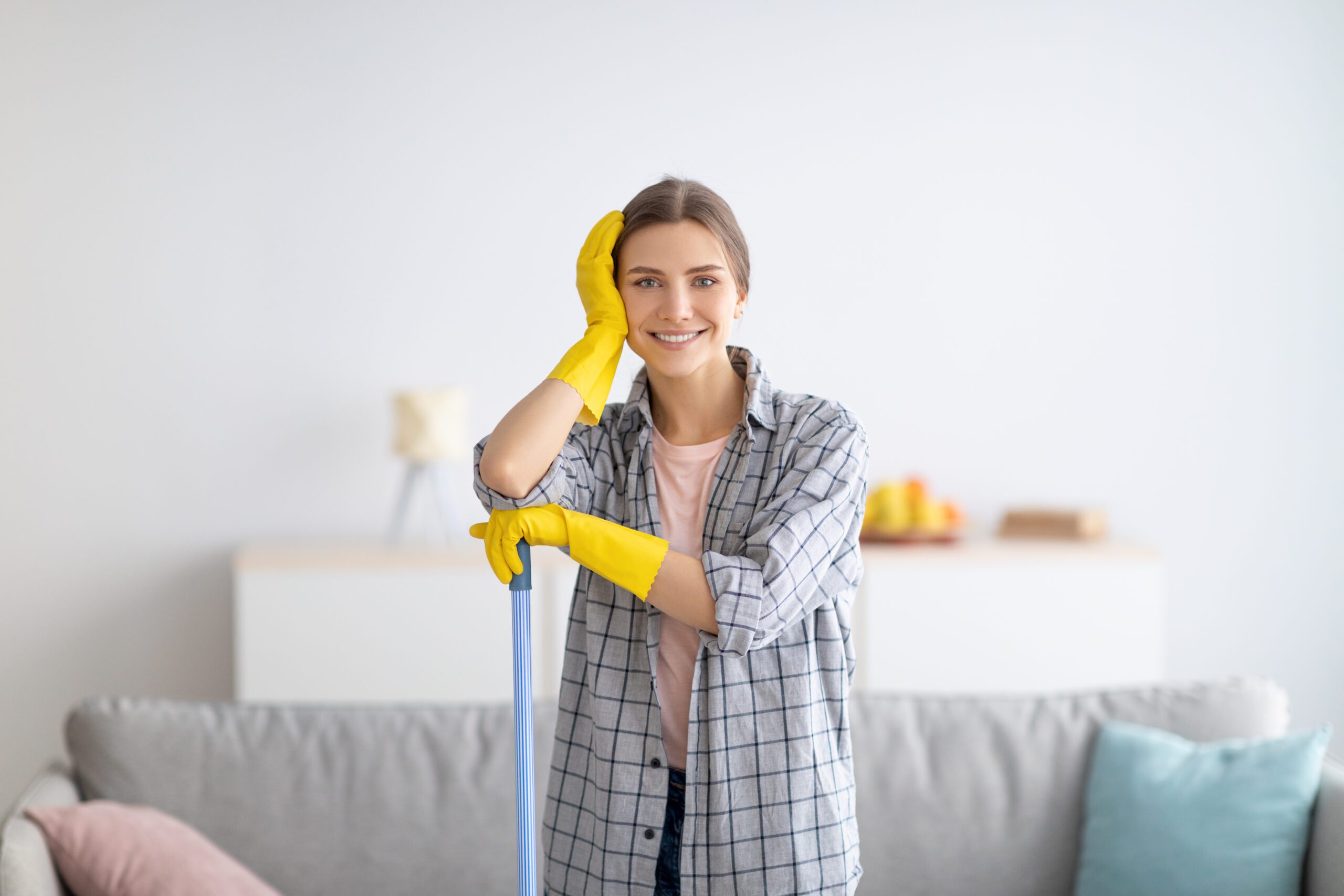 Profesjonalna pani sprzątająca oferuje usługi sprzątania mieszkania i utrzymania porządku w domu i mieszkaniu.