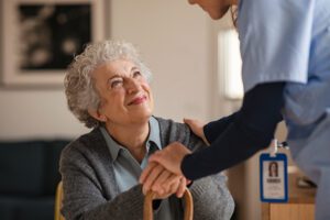 Opieka nad starszą osobą - doświadczona pani świadcząca usługi opieki dla seniorów.