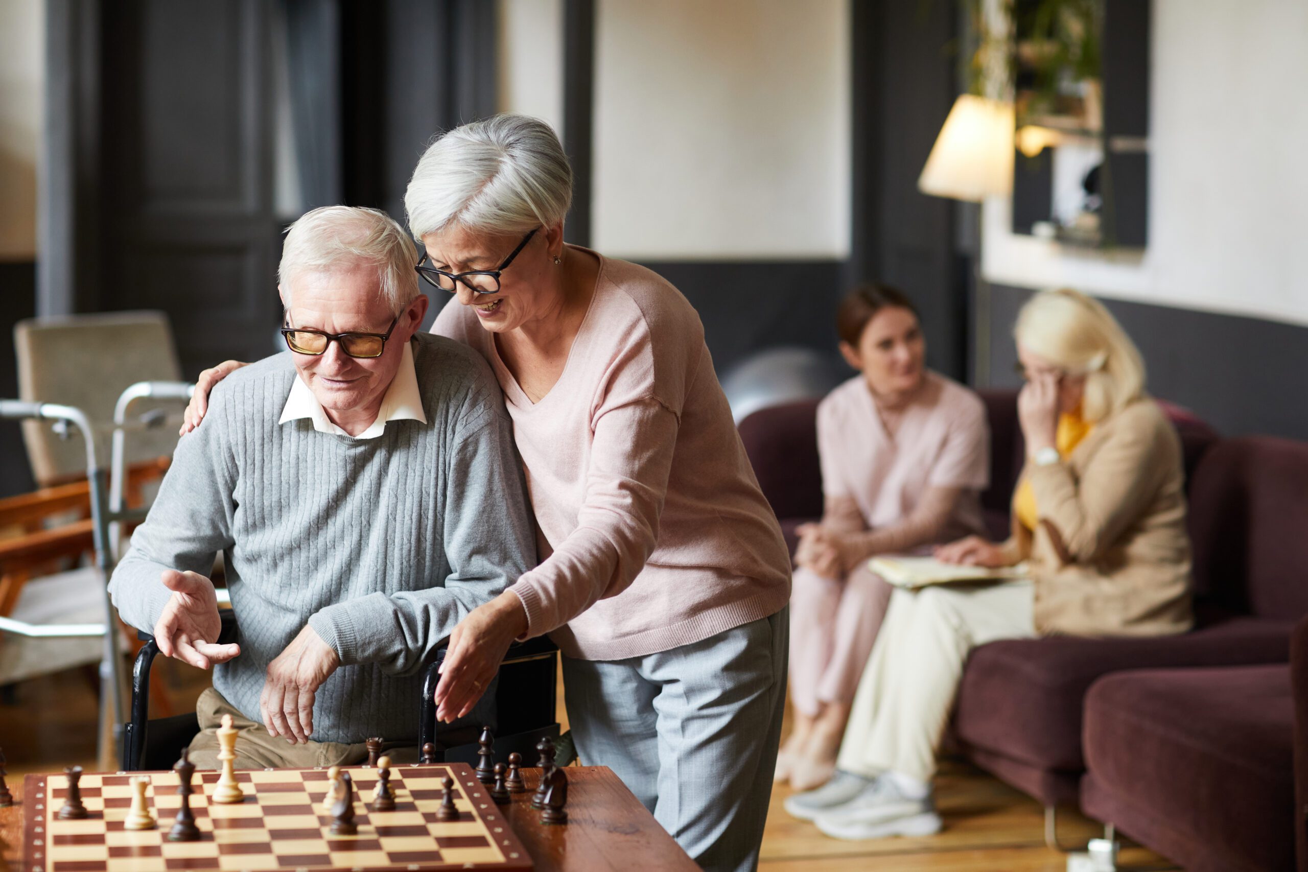Seniorzy spelniaja wolny czas w towarzystwie grajac w szachy