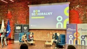 Mamy wieści z dzisiejszego spotkania konsultacyjnego z minister ds. polityki senioralnej, Marzeną Okłą-Drewnowicz. Ujawniono szczegóły dotyczące programu „Bon Senioralny”.